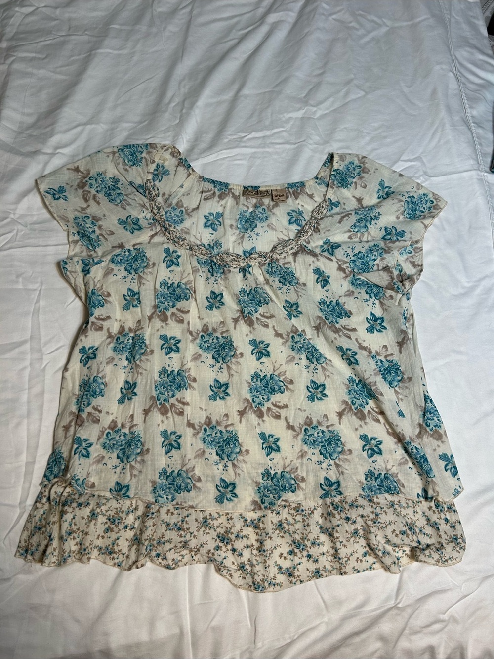 Art And Soul Teal Floral Ruffle Hem Blouse on Cream